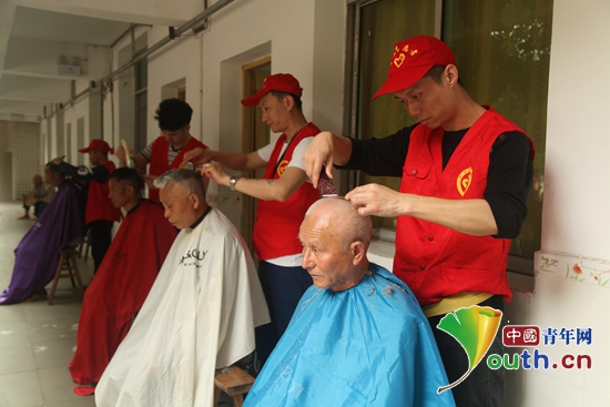 武胜县关爱孤寡老人：情系端午 青春暖人心