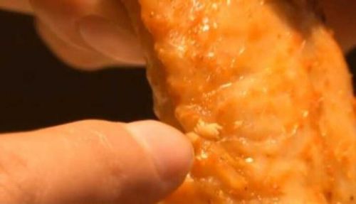 浙江孕妇吃肯德基吃出一堆苍蝇卵 店方：不可能