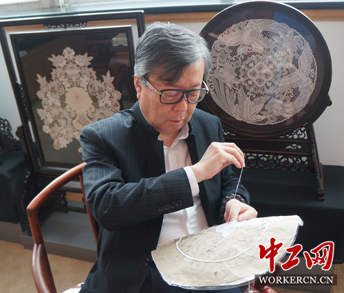 赵建忠：浓浓花边情