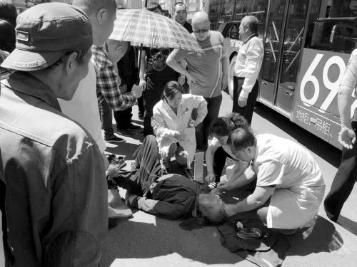 80岁大爷被撞倒 90后小伙儿为他撑伞遮阳半个多小时