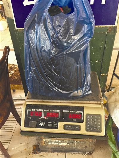 男子买235元海鲜54元是水 黑袋子里1斤半虾半斤水