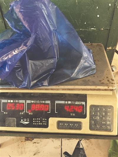 男子买235元海鲜54元是水 黑袋子里1斤半虾半斤水