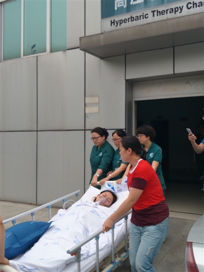 最美护士何鑫：伤者吸着氧气 她吸着毒气……