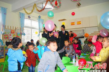 在孩子心中播下法治种子