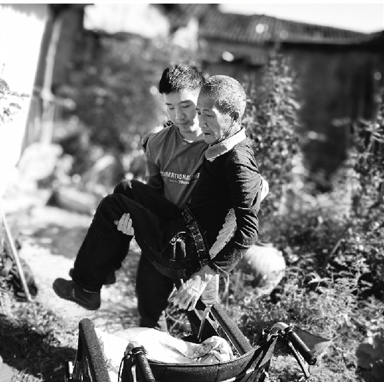 小伙辞职回家照顾双亲 为博父母一笑自学鲜花种植技术