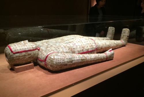 王陵珍宝走出国门 西汉金缕玉衣惊艳纽约