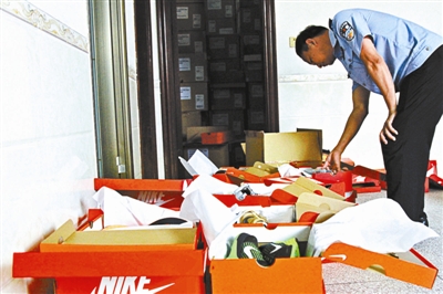 莆田仿冒鞋物流造假被曝光 假货寄递已成黑色产业链