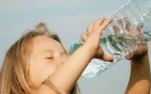 低龄人群饮用水产品为何走红：假营养？真炒作？