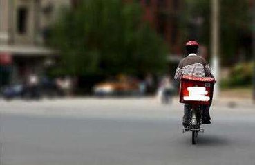 外卖小哥从业乱象：会骑车就行 没健康证也上岗