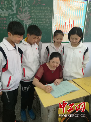 黄梅英：情系三尺讲台 爱洒莘莘学子