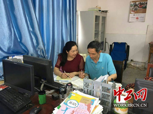 黄梅英：情系三尺讲台 爱洒莘莘学子