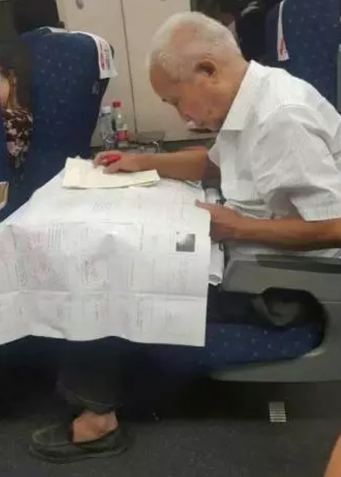 78岁院士在高铁二等座上笔耕不辍 看看他在忙什么