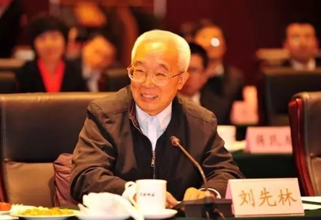 78岁院士在高铁二等座上笔耕不辍 看看他在忙什么