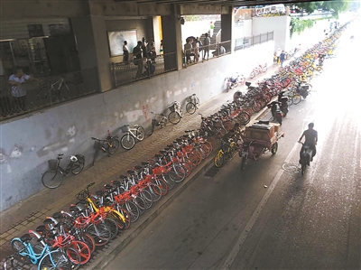 北京一地铁站外现400多米共享单车&ldquo;长龙&rdquo;