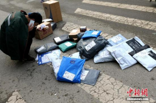 五问智能快递柜：没收到取件码 快件被延误、损毁 谁担责？