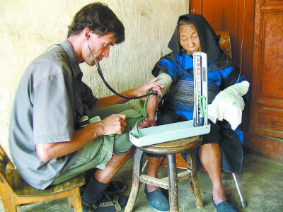 夏爱克：“当代白求恩”云南行医记