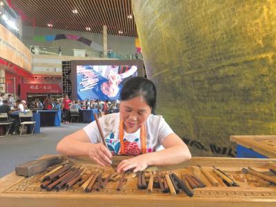 浙江东阳54岁木雕女传人雕刻全本《红楼梦》