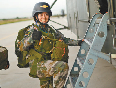 陆军某特战旅女子特战连副指导员李承钰：穿上迷彩，真帅