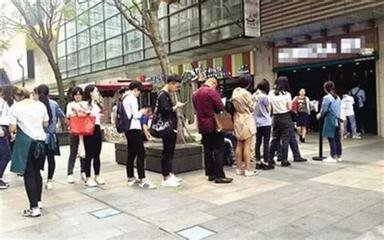 雇人&ldquo;假排队&rdquo;：&ldquo;网红食品&rdquo;套路深 要当心