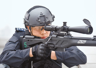 &ldquo;黑豹&rdquo;特警李建华:毒贩劫8人质 他用身体挡枪口