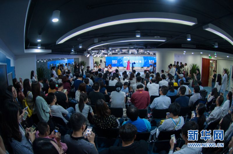 《思客讲堂》现场座无虚席，现场频频爆出热烈掌声 姚冠华 摄