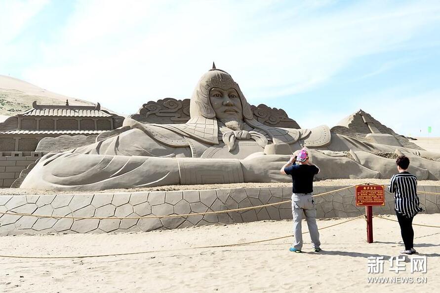 青海湖畔:壮观沙雕 静待游人