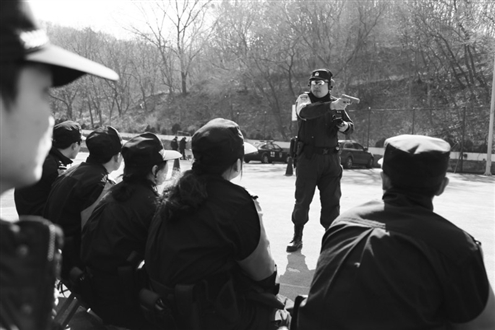 威海&ldquo;枪王&rdquo;王伟：面对歹徒 永远是他先上