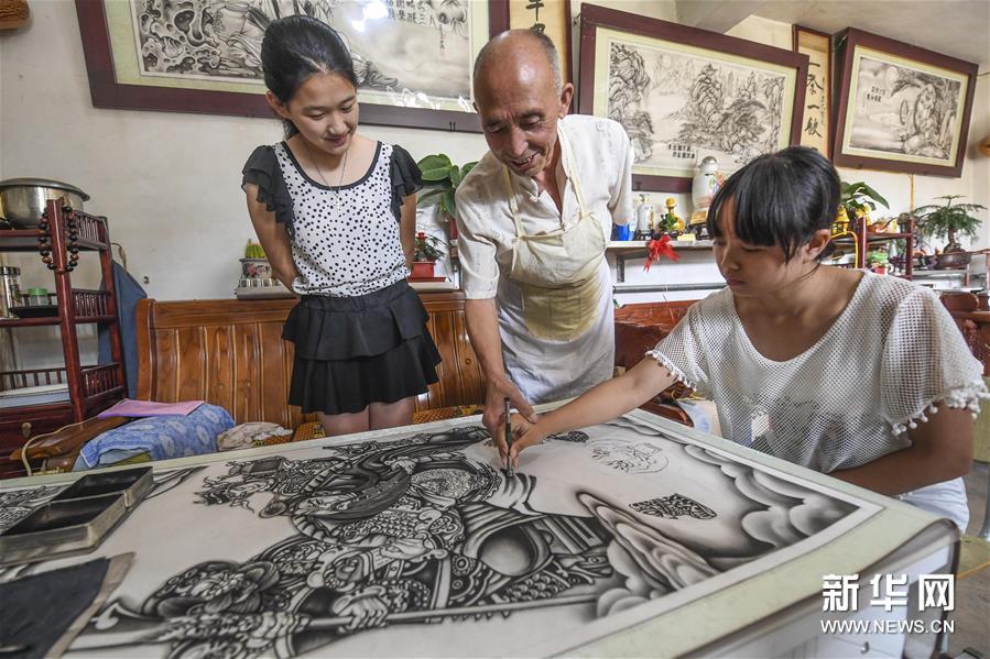 河北枣强：古法碳粉画“喜”传承