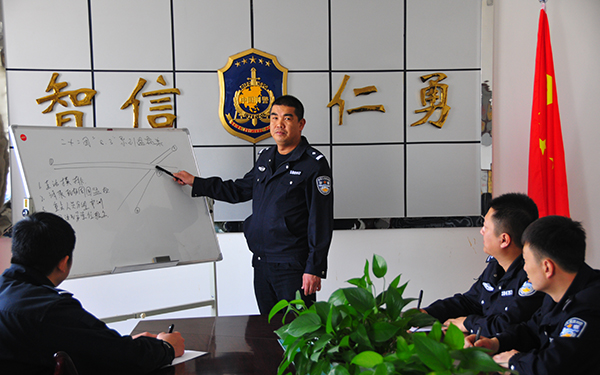 艾力&middot;艾买尔：智勇背后暖人心