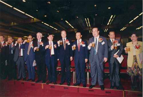 青岛啤酒畅销香港 绽放香江世纪情