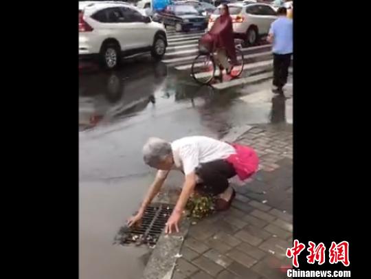 七旬老人徒手清理排水口成&ldquo;网红&rdquo; 市委书记点赞
