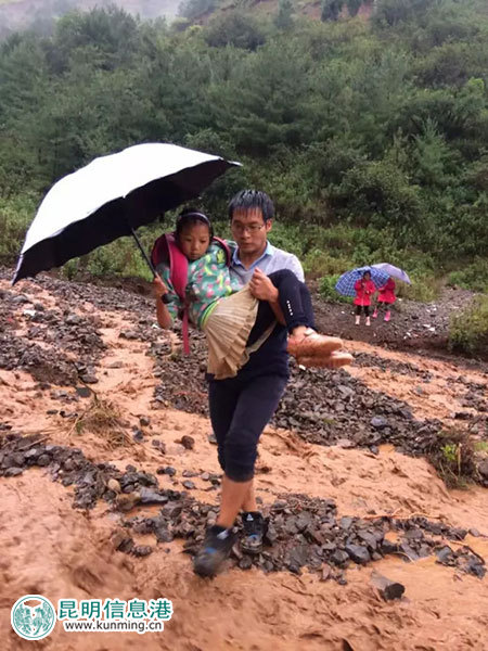 云南&ldquo;最帅小学老师&rdquo;：风雨中抱起６０多名孩子淌过湍急水流