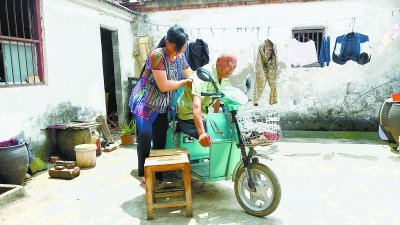 一家人&ldquo;接力践诺&rdquo; 照顾失腿爹爹35年