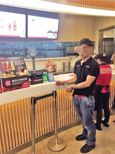 男子偷换商户收款二维码 轻松获利上万元