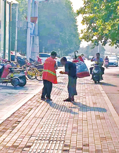环卫工将自己的早餐喂给盲人吃 盲人跪地感谢感动网友