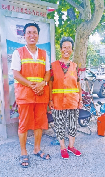 环卫工将自己的早餐喂给盲人吃 盲人跪地感谢