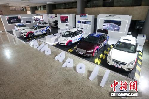 李彦宏乘无人车上路引热议:违规违法?出事故找谁?