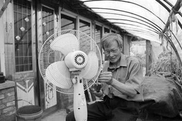 63岁老汉帮村民义务维修家电42年