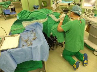 这位医生跪着做手术救小孩命，一干就是25年