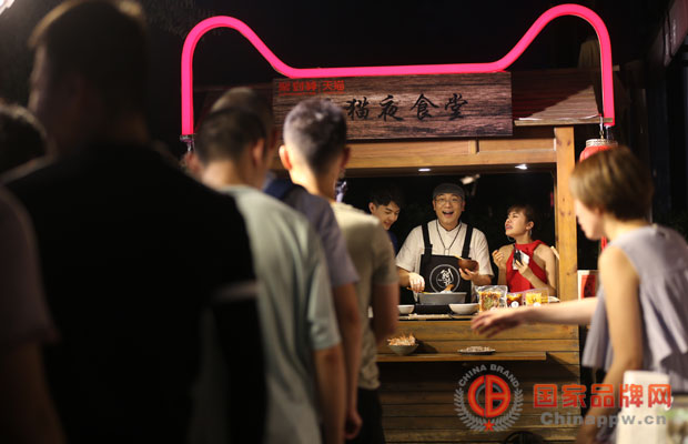 天猫三里屯夜食堂，林依轮做出最贵炒饭 