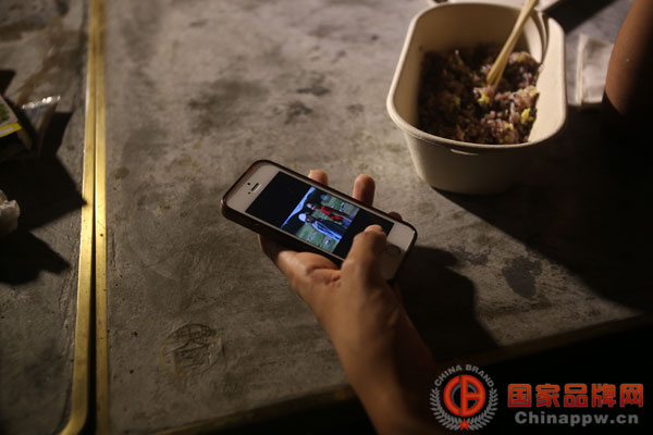 天猫三里屯夜食堂，林依轮做出最贵炒饭 