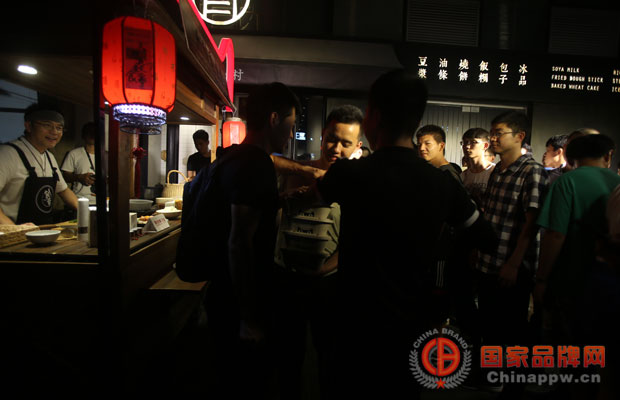 天猫三里屯夜食堂，林依轮做出最贵炒饭 