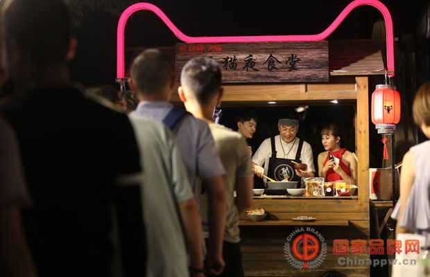 天猫三里屯夜食堂，林依轮做出最贵炒饭 