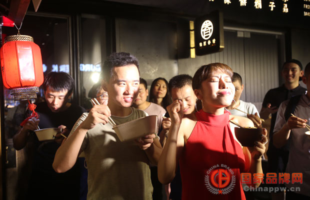 天猫三里屯夜食堂，林依轮做出最贵炒饭 