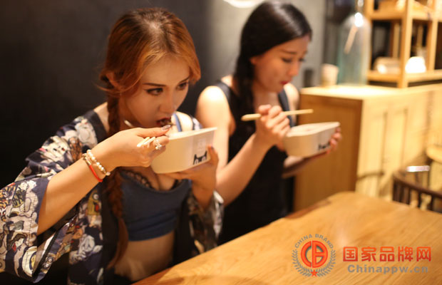 天猫三里屯夜食堂，林依轮做出最贵炒饭 