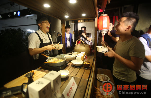天猫三里屯夜食堂，林依轮做出最贵炒饭 