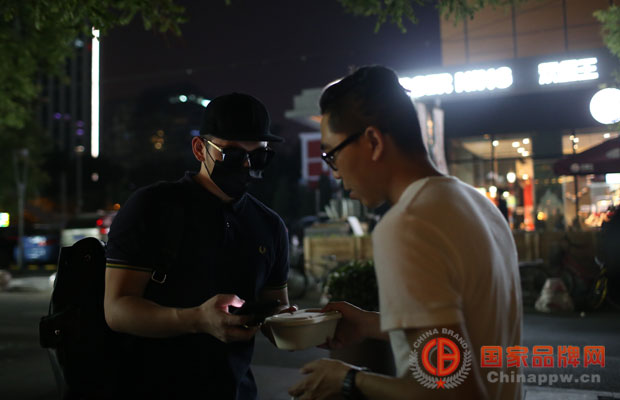 天猫三里屯夜食堂，林依轮做出最贵炒饭 