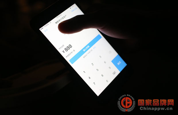 天猫三里屯夜食堂，林依轮做出最贵炒饭 