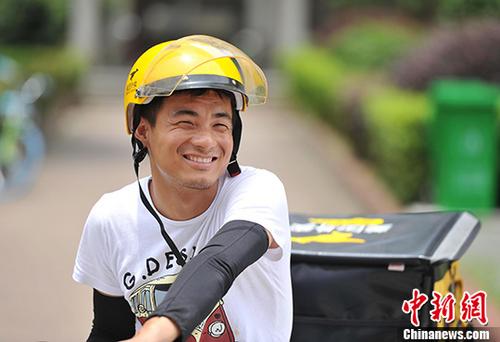 高温天气中的外卖送餐员：不敢多喝水怕耽误时间