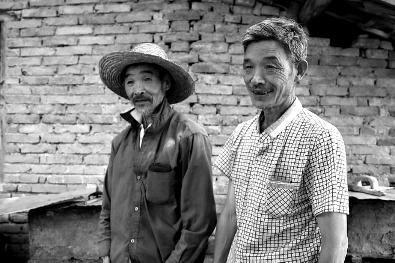 弟弟照顾智障哥哥40年：他是父亲留给我唯一财产